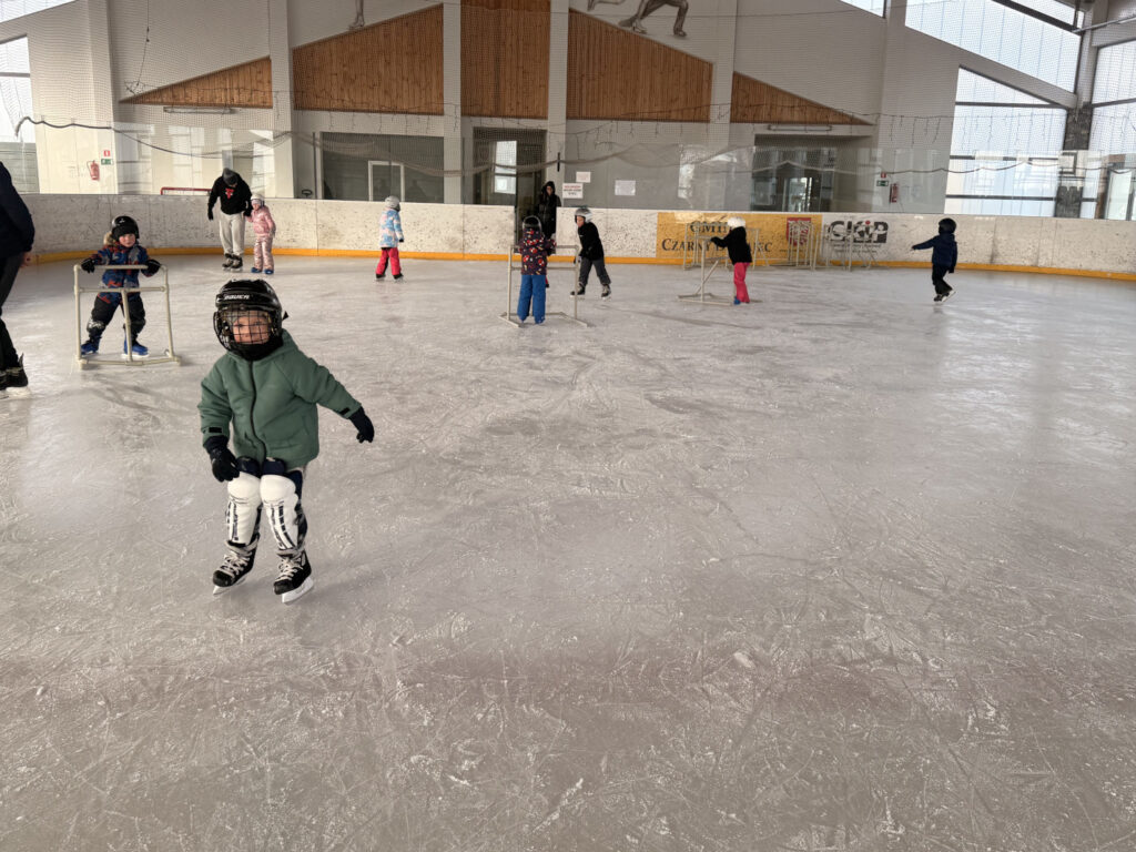 Przedszkolaki na łyżwach w Czarnym Dunajcu