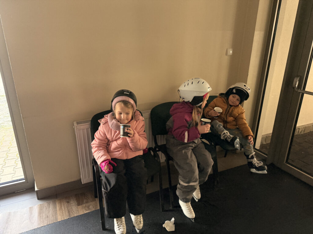 Przedszkolaki na łyżwach w Czarnym Dunajcu