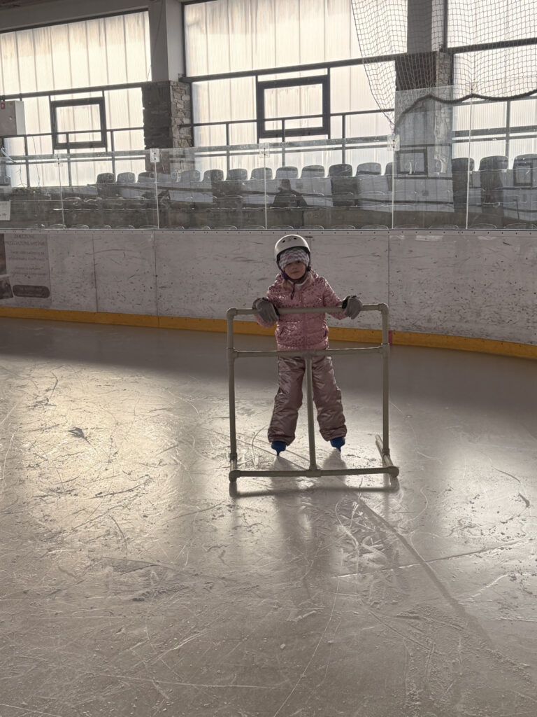 Przedszkolaki na łyżwach w Czarnym Dunajcu