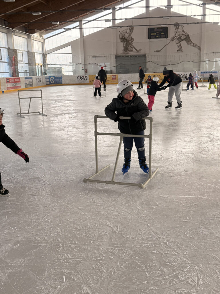 Przedszkolaki na łyżwach w Czarnym Dunajcu