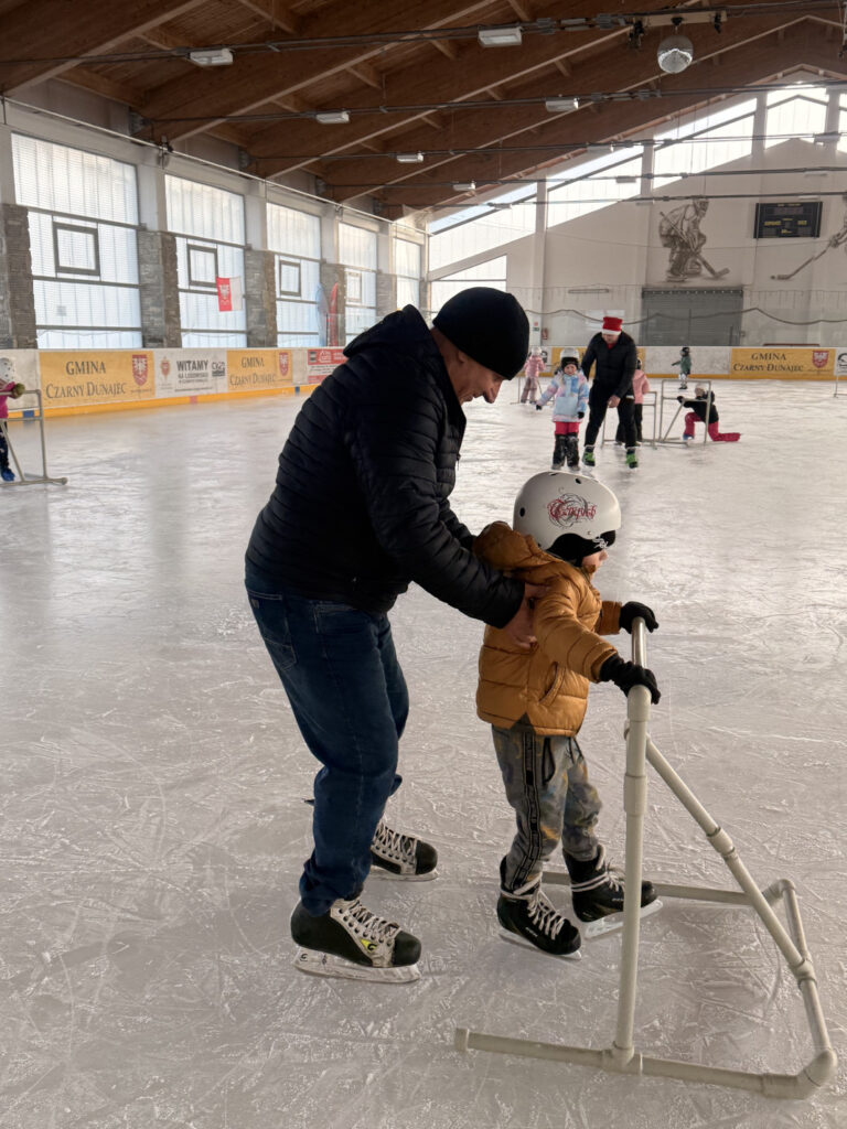 Przedszkolaki na łyżwach w Czarnym Dunajcu