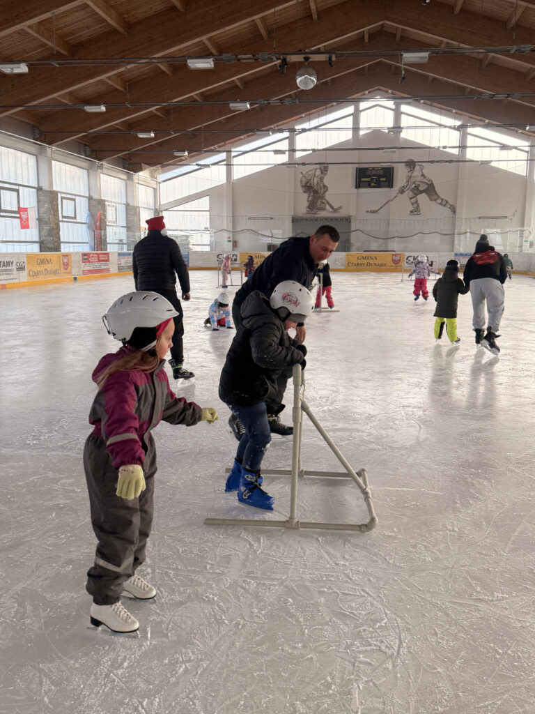Przedszkolaki na łyżwach w Czarnym Dunajcu
