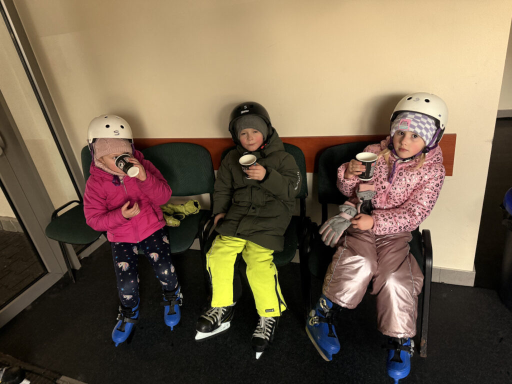 Przedszkolaki na łyżwach w Czarnym Dunajcu
