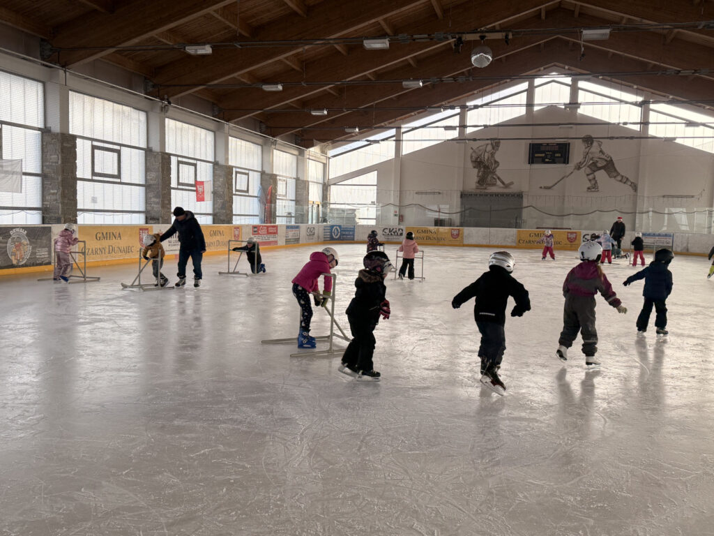 Przedszkolaki na łyżwach w Czarnym Dunajcu