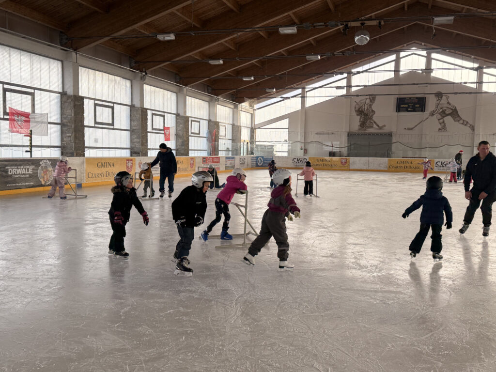 Przedszkolaki na łyżwach w Czarnym Dunajcu
