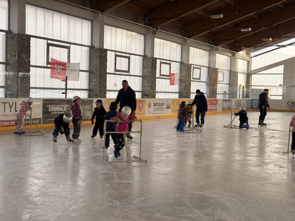 Przedszkolaki na łyżwach w Czarnym Dunajcu