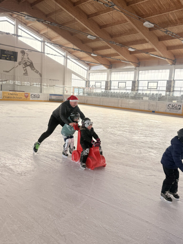 Przedszkolaki na łyżwach w Czarnym Dunajcu