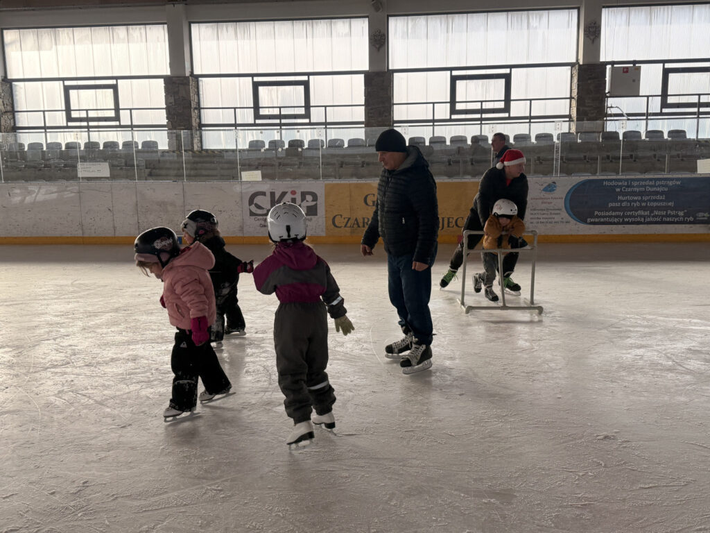 Przedszkolaki na łyżwach w Czarnym Dunajcu