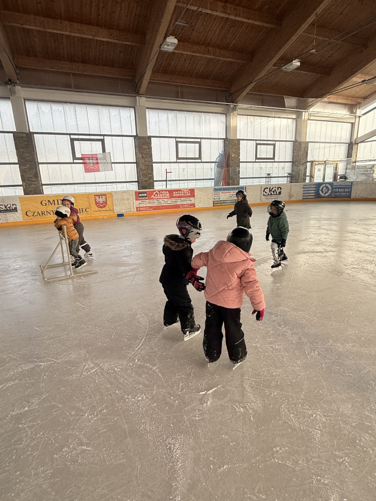 Przedszkolaki na łyżwach w Czarnym Dunajcu