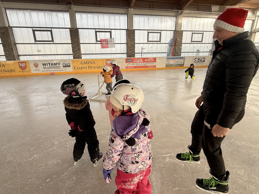 Przedszkolaki na łyżwach w Czarnym Dunajcu