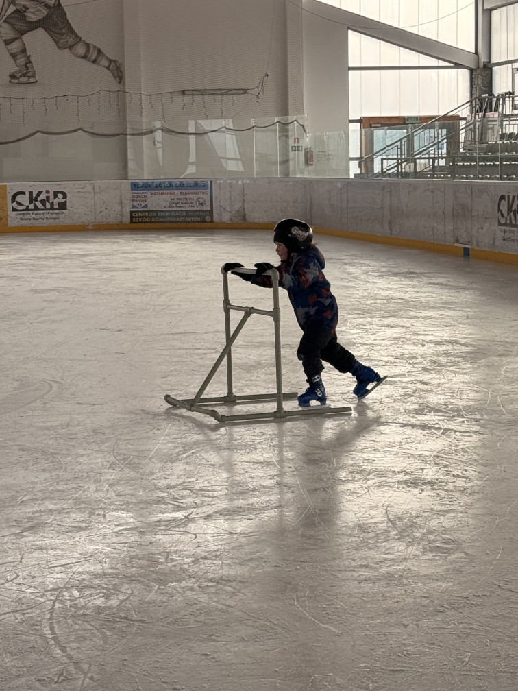 Przedszkolaki na łyżwach w Czarnym Dunajcu