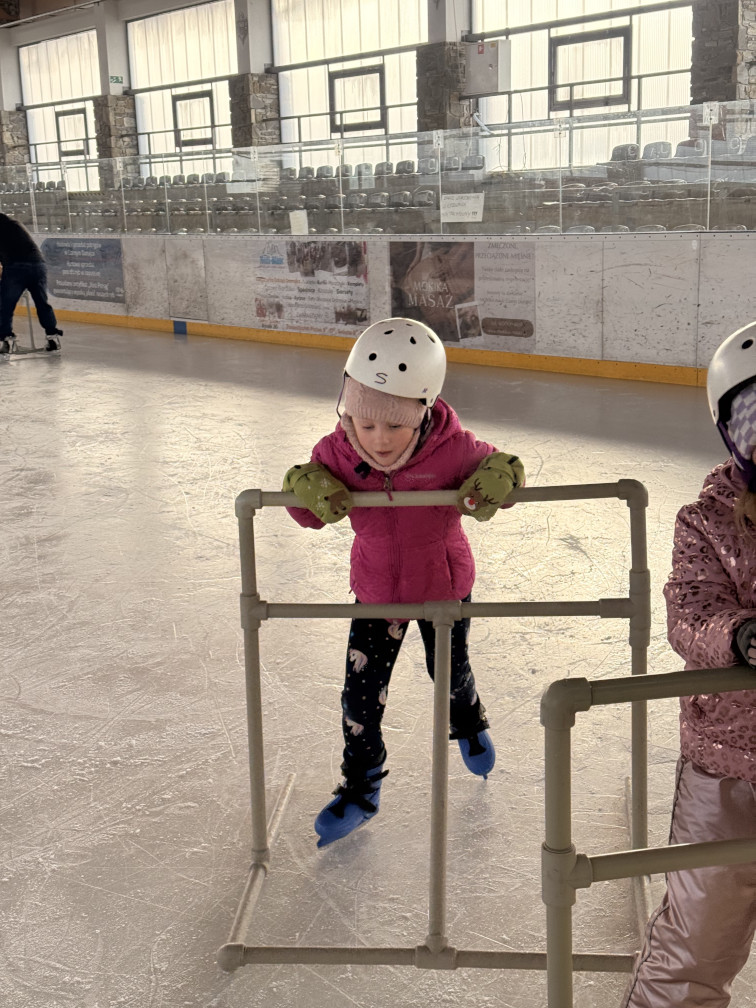 Przedszkolaki na łyżwach w Czarnym Dunajcu