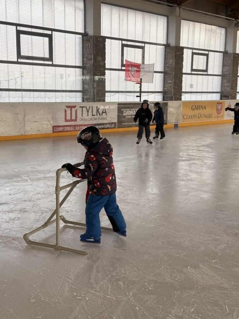 Przedszkolaki na łyżwach w Czarnym Dunajcu