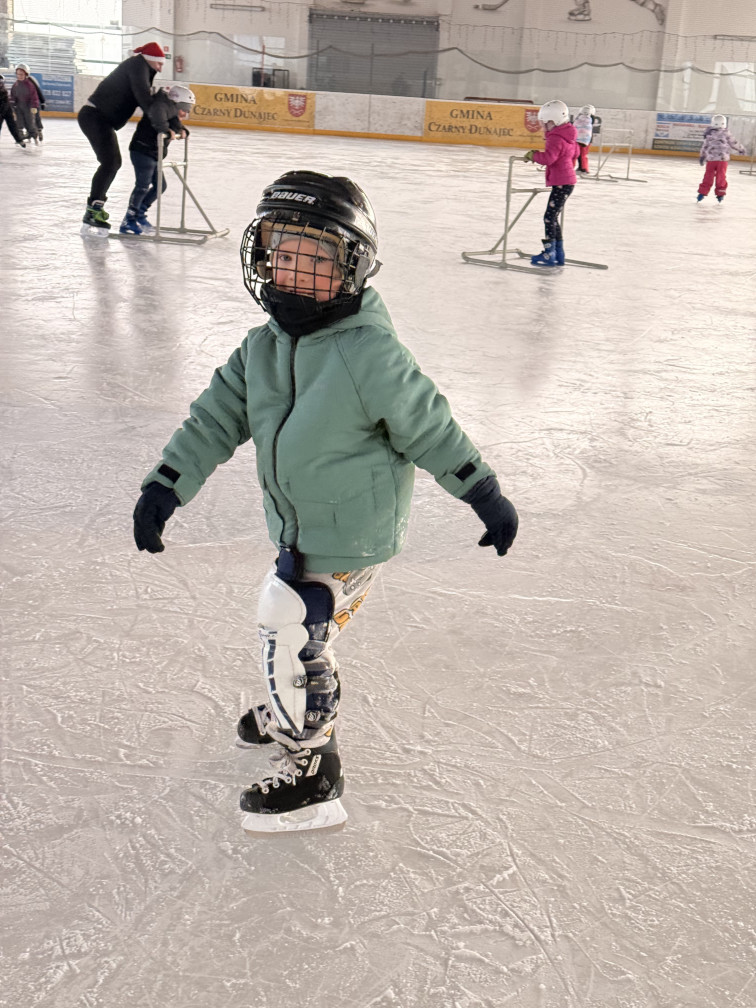 Przedszkolaki na łyżwach w Czarnym Dunajcu