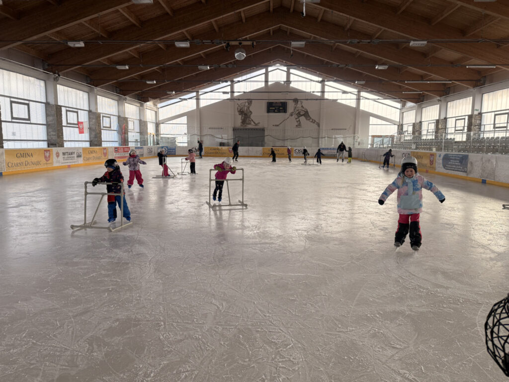 Przedszkolaki na łyżwach w Czarnym Dunajcu