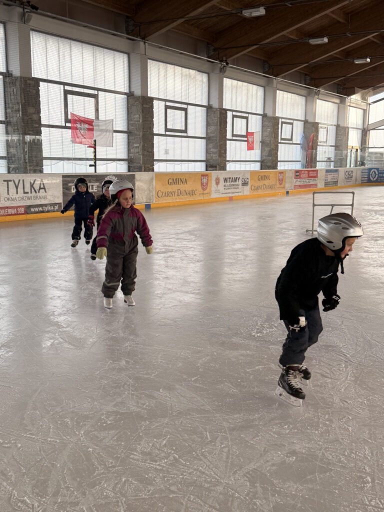 Przedszkolaki na łyżwach w Czarnym Dunajcu