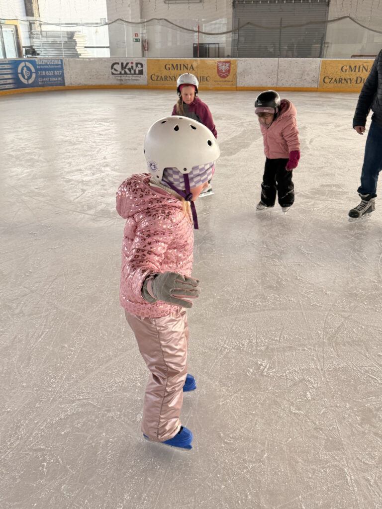 Przedszkolaki na łyżwach w Czarnym Dunajcu