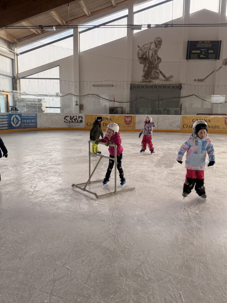 Przedszkolaki na łyżwach w Czarnym Dunajcu