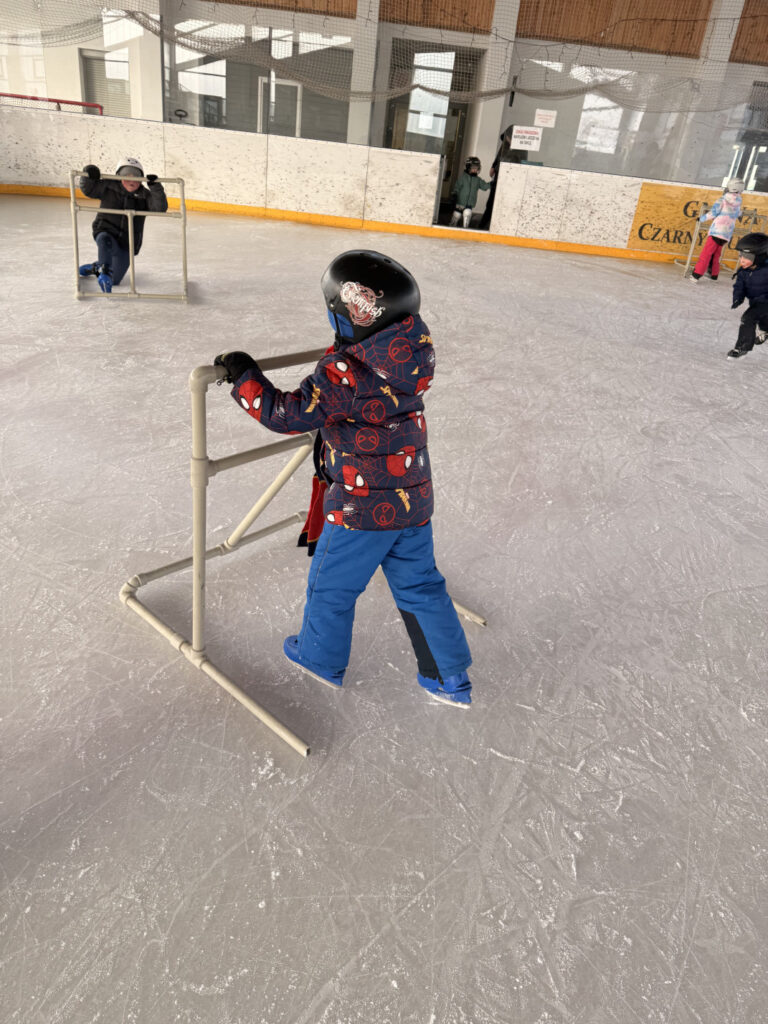Przedszkolaki na łyżwach w Czarnym Dunajcu