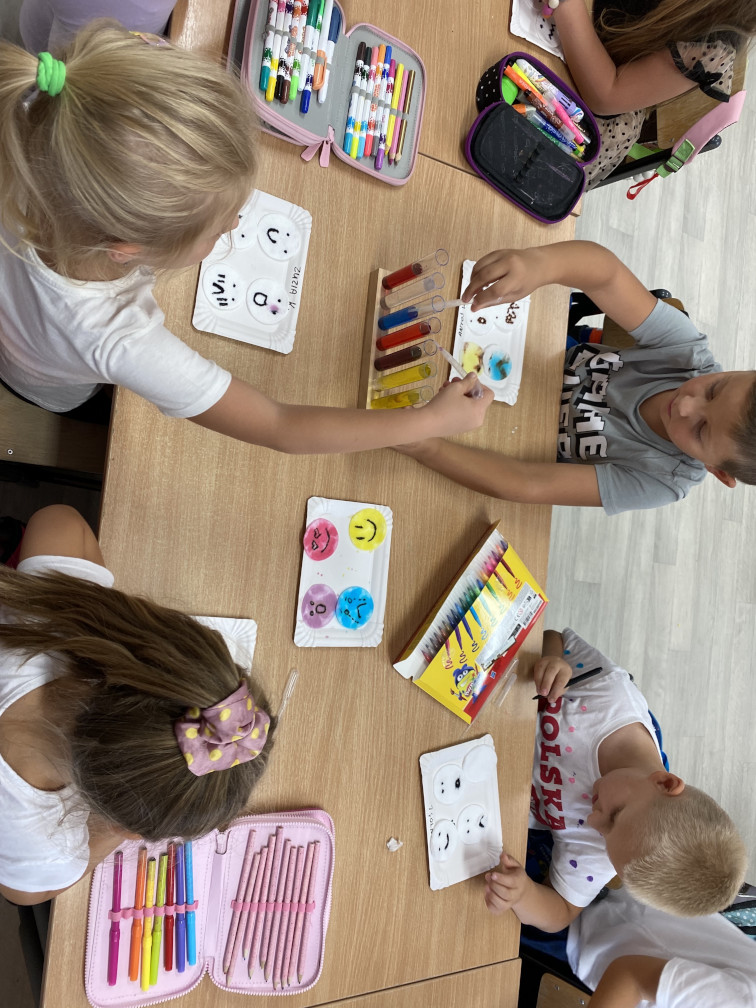 Przedszkolaki eksperymentują z emocjami oraz mieszaniem kolorów. Używają do tego pipetki.