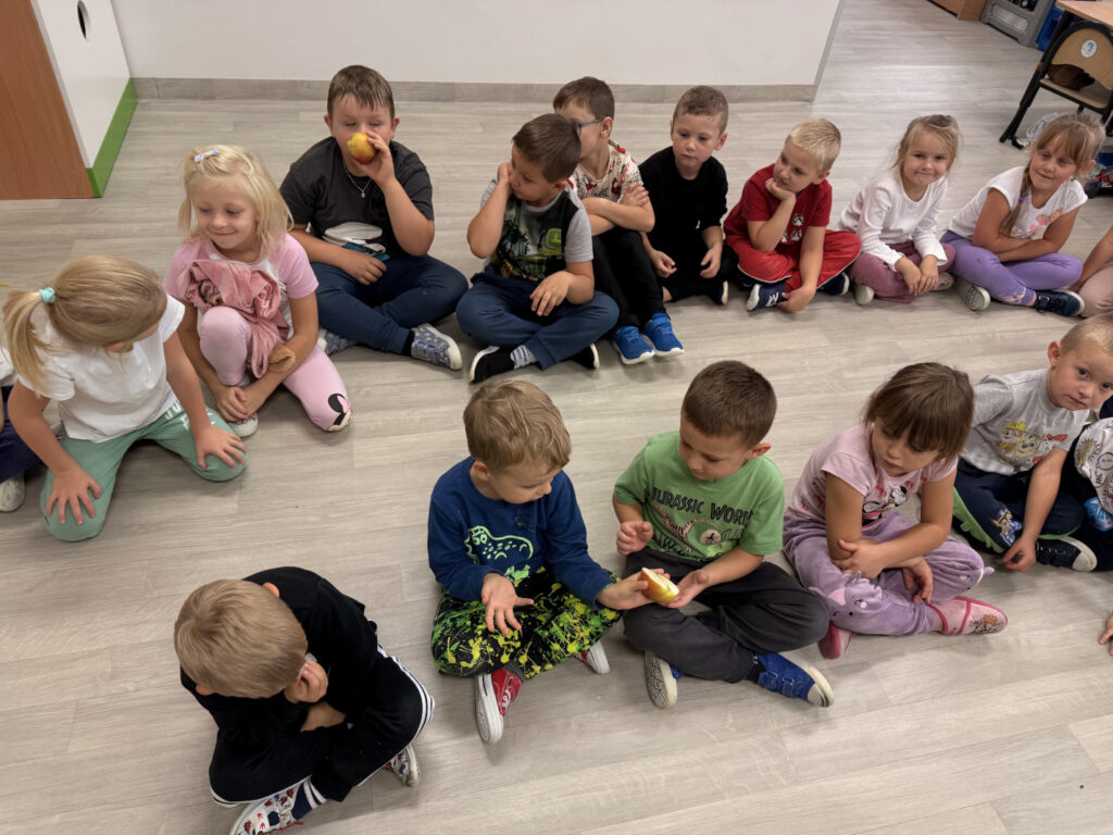 Dzieci poznają zmysł węchu poprzez wąchanie owoców i warzyw.