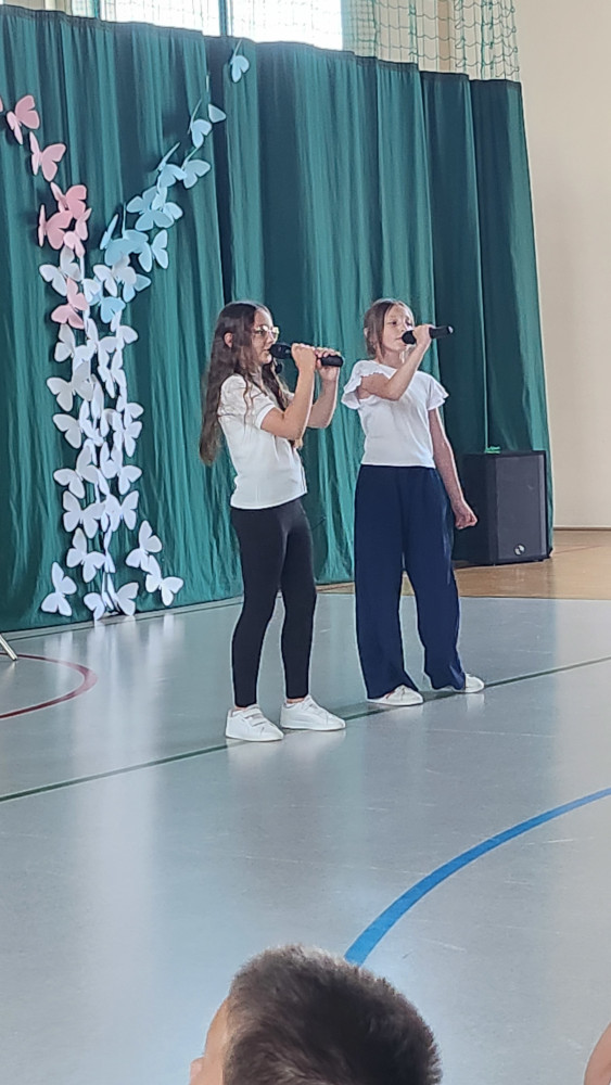 Duet z klasy III śpiewa piosenkę