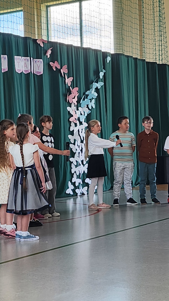 Klasa II śpiewa piosenki dla mamy i dla taty