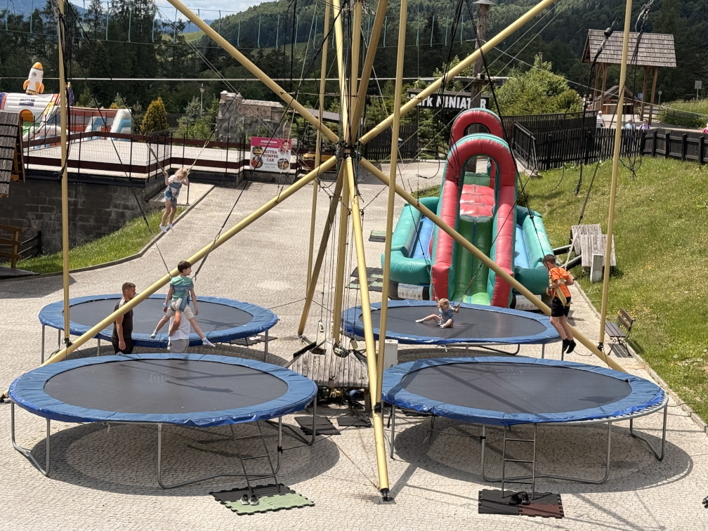 Zabawy na trampolinach.