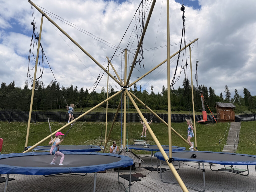 Zabawy na trampolinach.
