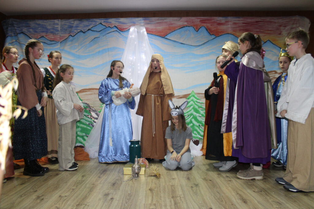 Scena jasełkowa przedstawiająca przybycie trzech króli do szopki oraz wszystkich postaci spotkanych przez Maryję i Józefa po drodze