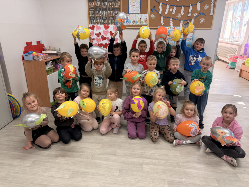 Przedstawienie swoich prac przez przedszkolaków- dinozaury z balonów.