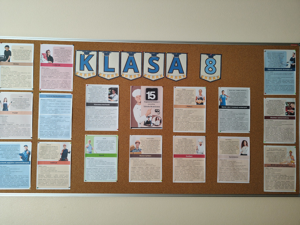 Zdjęcie przedstawia szkolną tablice informacyjną z materiałami z zakresu doradztwa zawodowego dla ósmoklasistów.