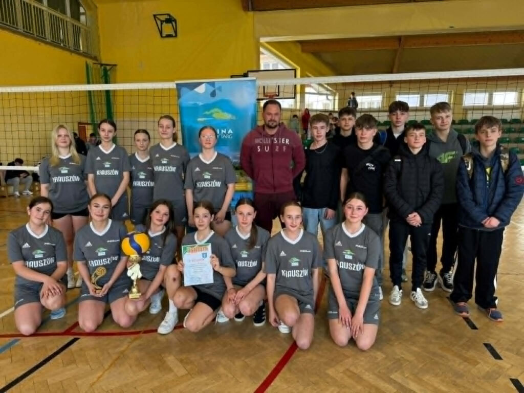 Zdjęcie grupowe uczniów, którzy reprezentowali szkołę podczas zawodów.