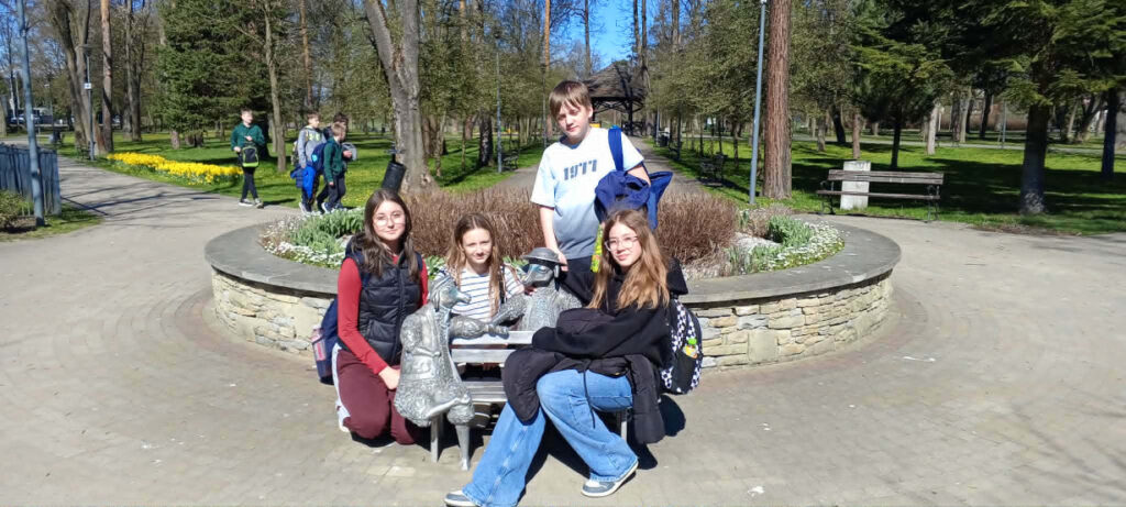 Chwila odpoczynku w Parku Miejskim – piąto- i szóstoklasiści podczas wspólnego wyjścia na lody.