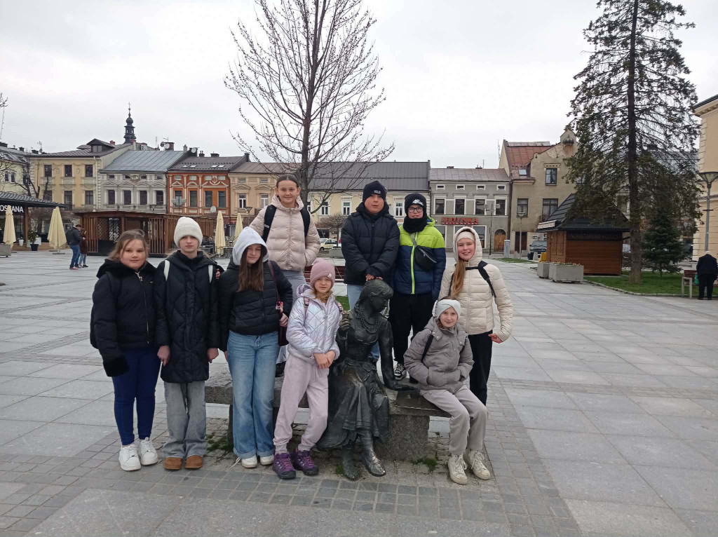 Uczniowie klasy V podczas zwiedzania Nowego Targu – wspólne zdjęcie na rynku.