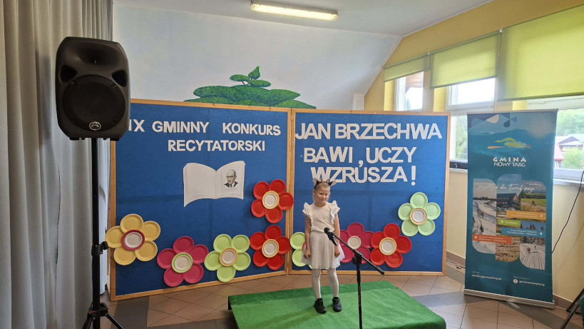 Dziewczynka podczas recytacji swojego wiersza.