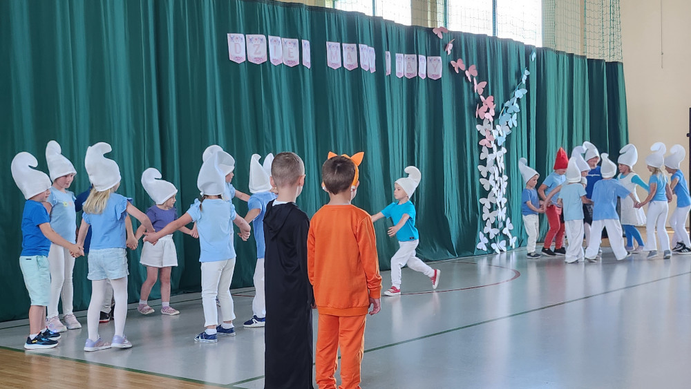 Smerfy z oddziału przedszkolnego uciekają przed Gargamelem i Klakierem